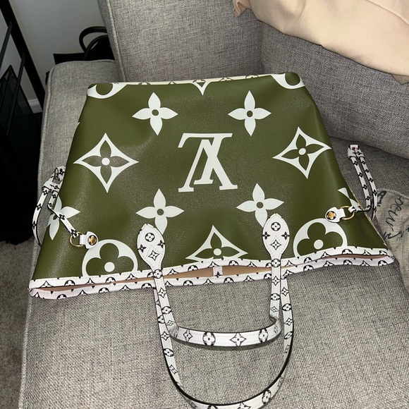 Louis Vuitton Guaranteed Authentic Monogram Giant Neverful MM Khaki and Beige - Picture 3 of 16